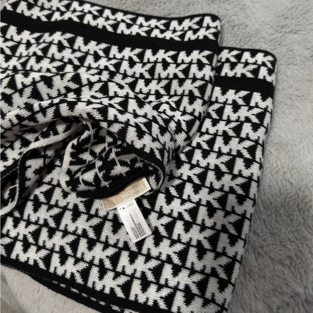 MK Michael‎ Kors Black and White Patterned Infinity Scarf